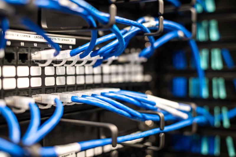 Hálózati patch panel kék kábelekkel