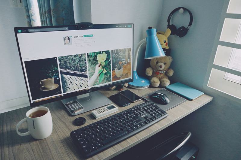 Monitor, billentyűzet és egér az asztalon